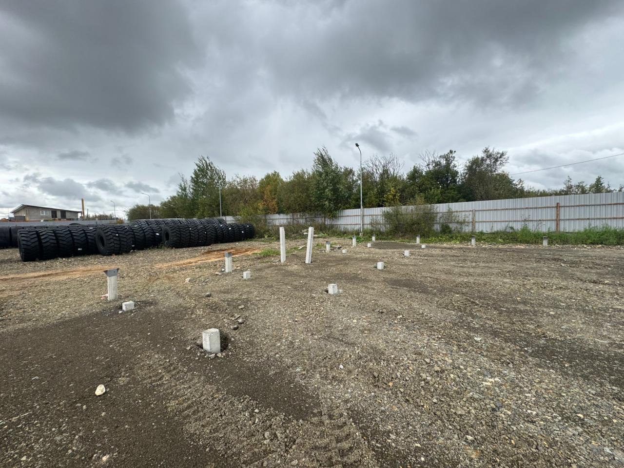 Установленные ЖБ сваи на каменистом грунте для фундамента складского ангара в Невьянске