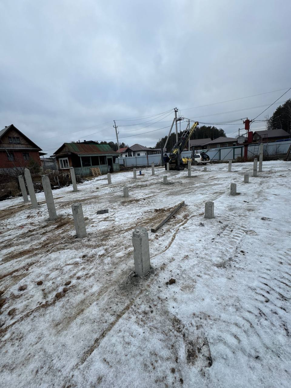 Свайное поле из 21 железобетонной сваи С50.15 под дом из блоков в СНТ Берёзка-2 Екатеринбург, зимний монтаж фундамента