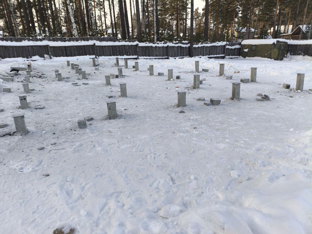 Зимний вид на готовое свайное поле из 31 ЖБ сваи на ровной площадке в Крылатовском