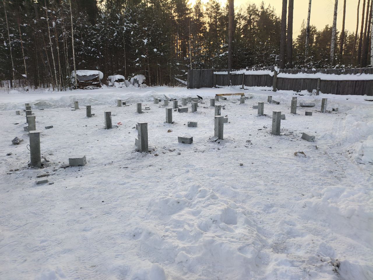 Снеговая площадка с расставленными железобетонными сваями под баню в посёлке Крылатовский