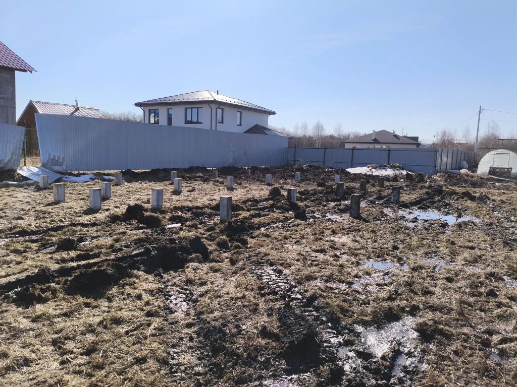 Свайный фундамент под жилой дом в п Горный Щит: 21 ЖБ свая на торфяном участке после снеготаяния