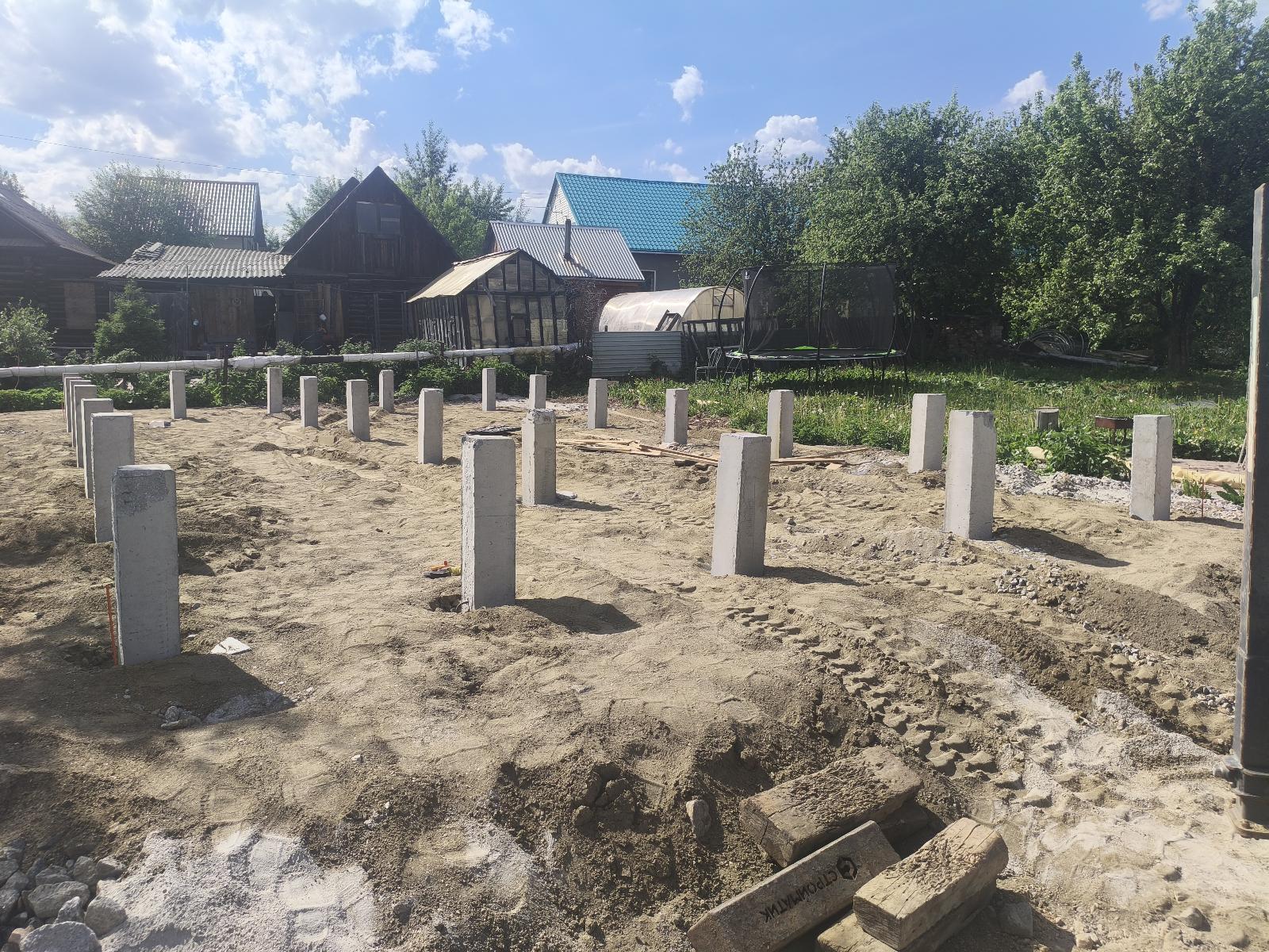 Монтаж свайного фундамента под дом в Заречном — 24 ЖБ сваи С40.20 на участке
