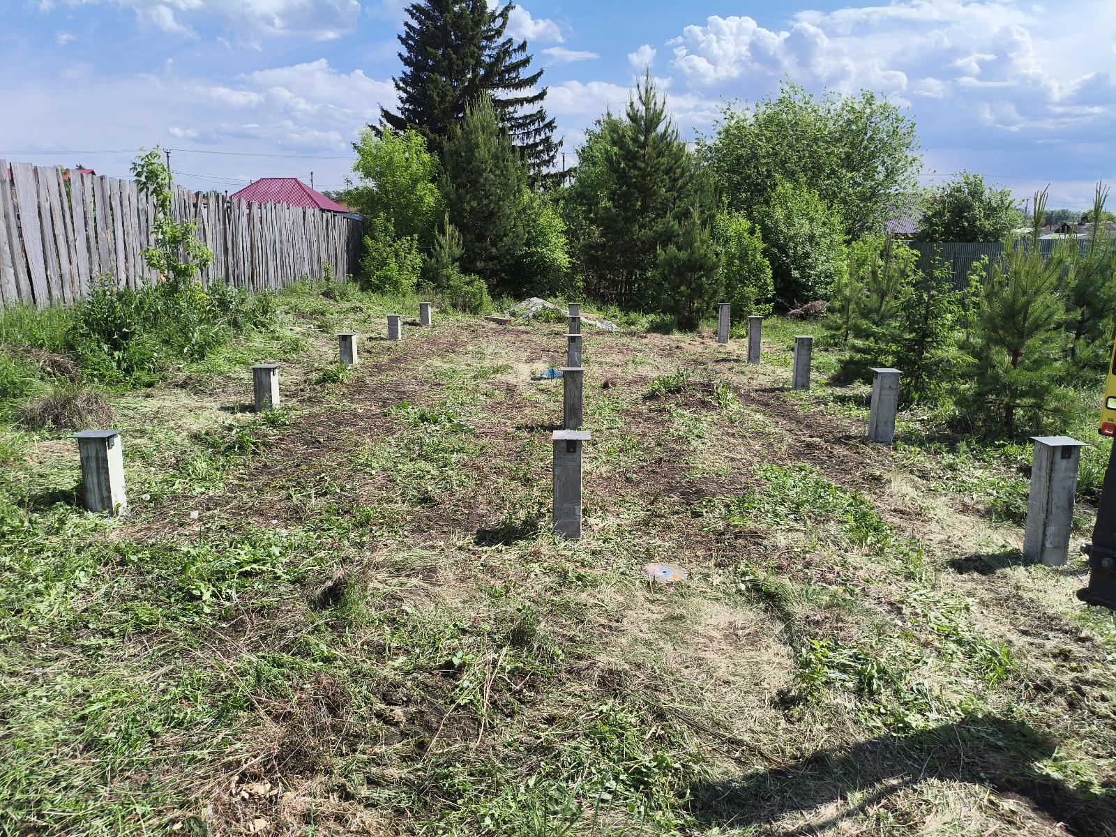 Готовое свайное поле из ЖБ свай 150×150×3000 на глинистом участке в Камышлове, Свердловская область