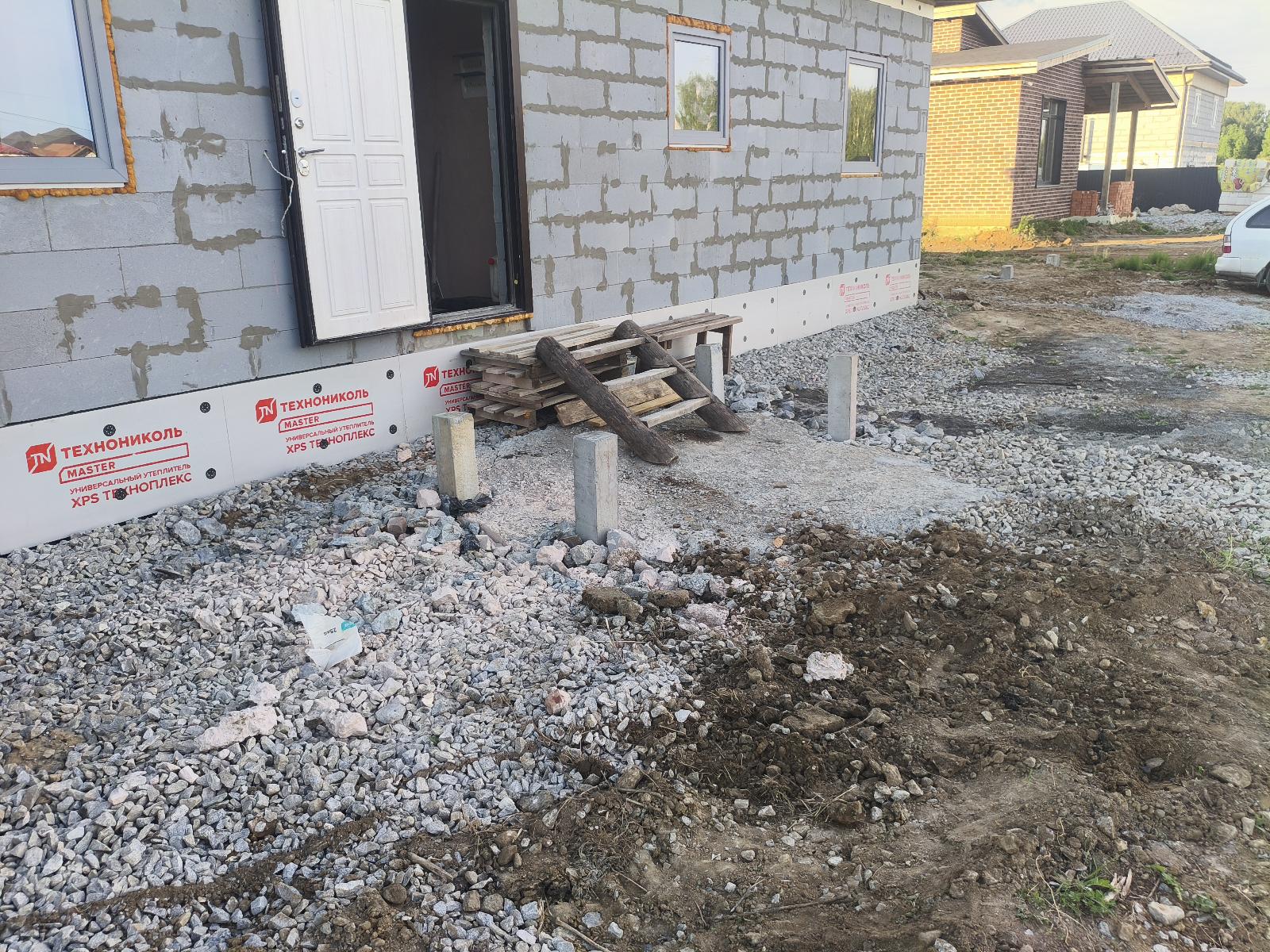 Свайное поле из железобетонных свай 150х150 на участке частного дома в Балтыме