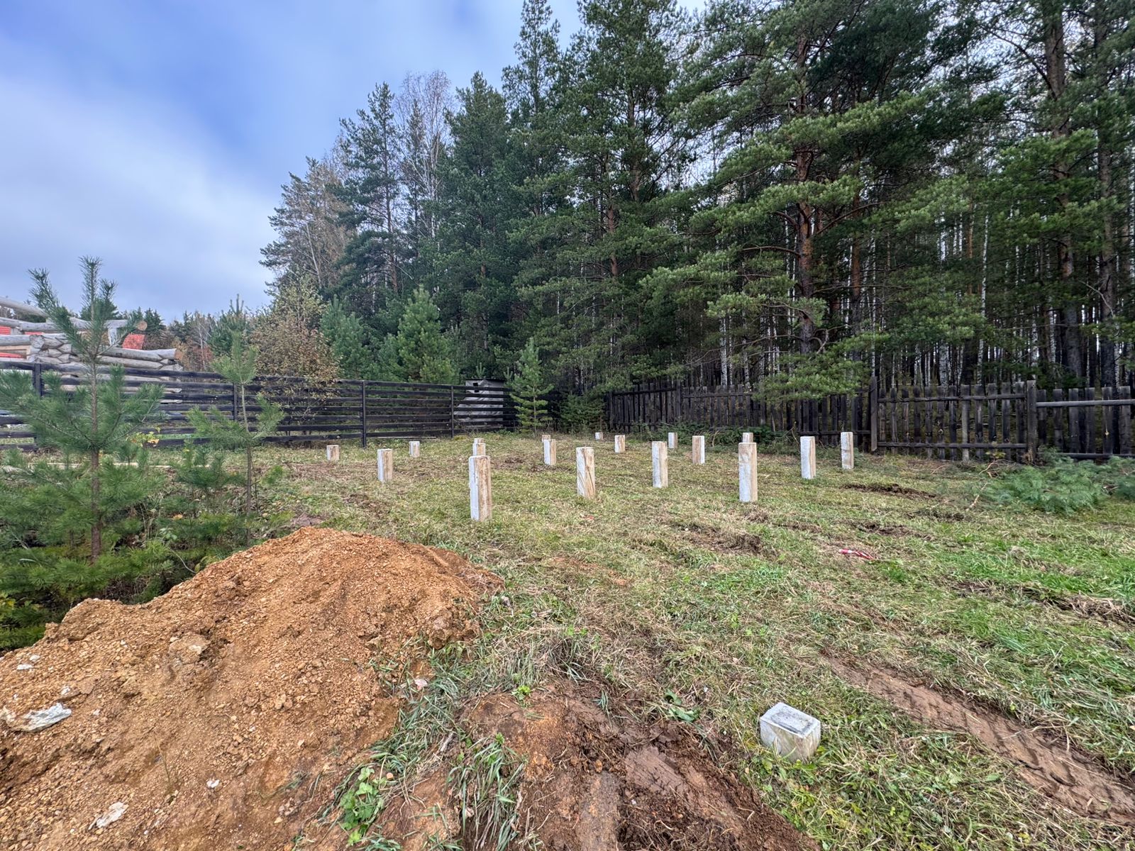 Свайный фундамент из 34 ЖБ свай под жилой дом в Раскуихе, октябрь 2025