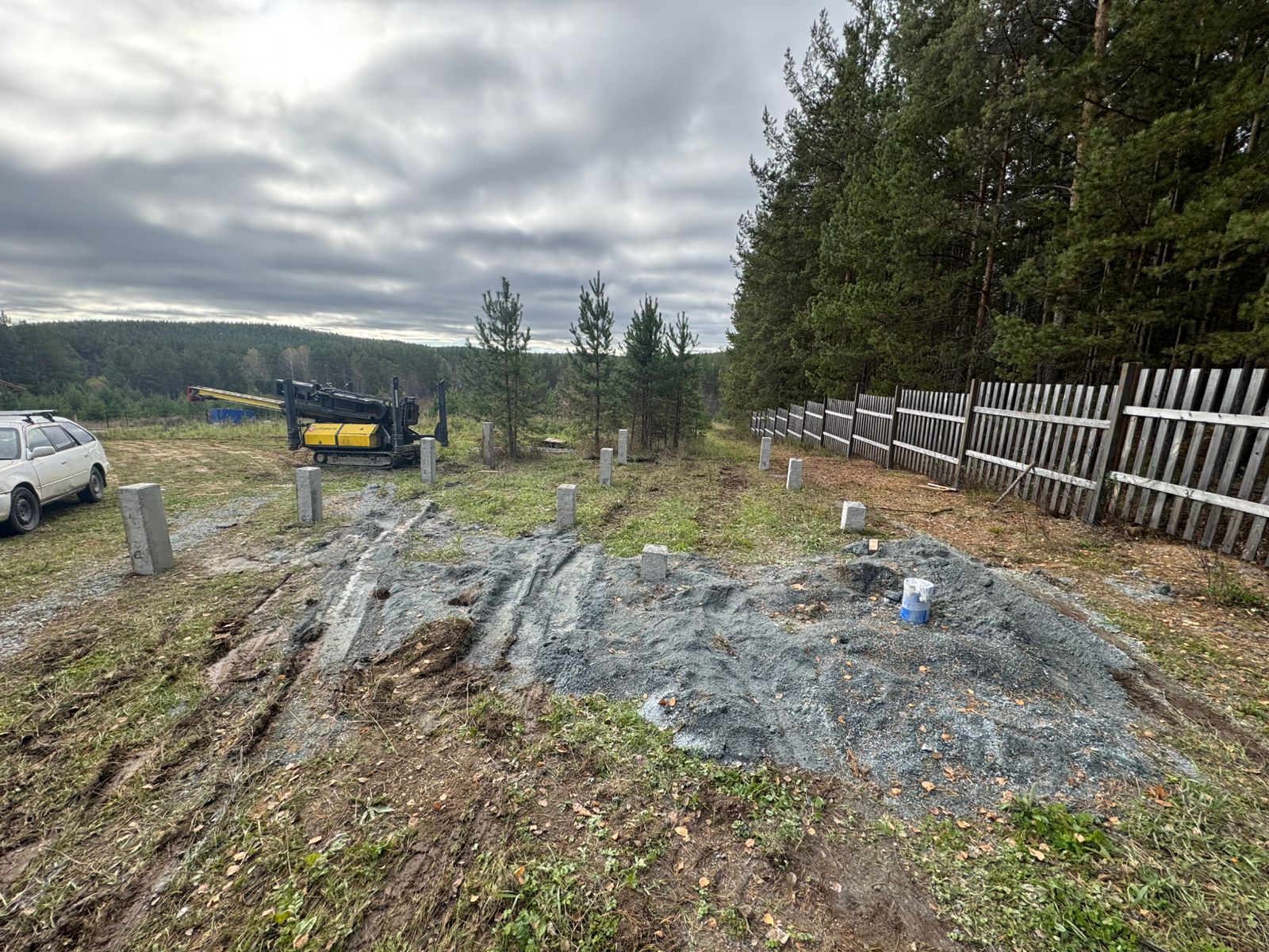 Монтаж свайного фундамента в посёлке Раскуиха, установка 34 свай С30.20 за два дня