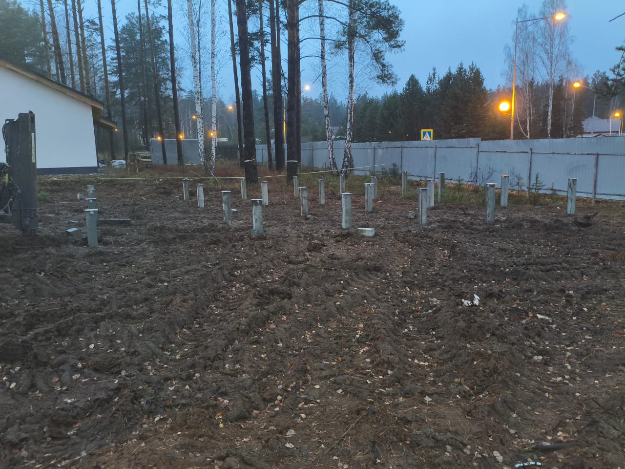 ЖБ сваи под жилой дом 7,9×12 м на лесном участке, рядом существующий дом, Сысертский район, октябрь 2025