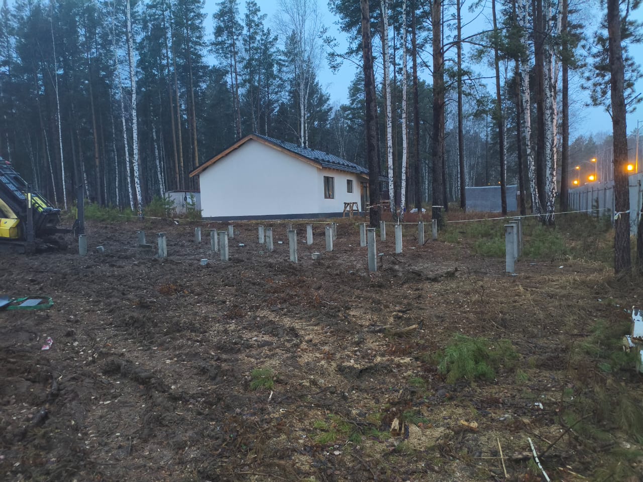 Монтаж свай под деревянный ростверк в Свердловской области — оголовки выведены в уровень, часть подрезана