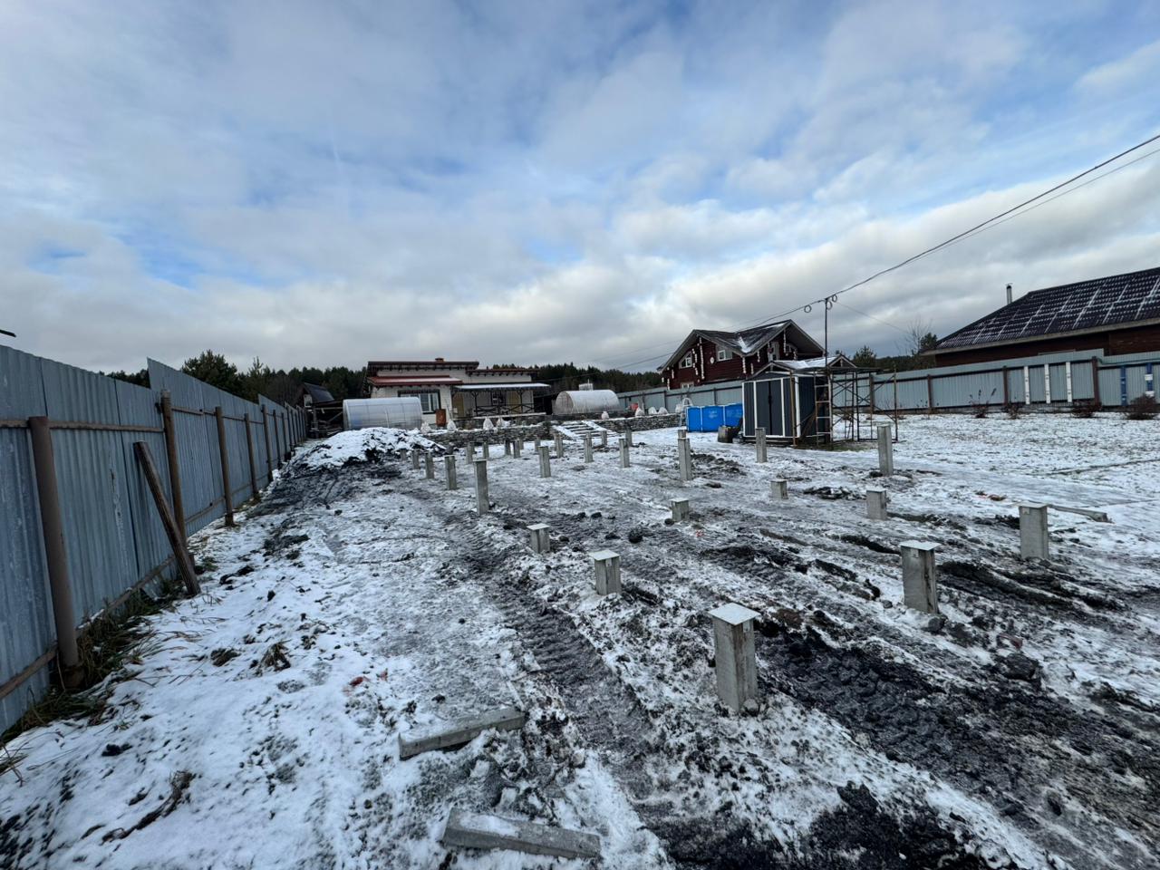 Монтаж свайного фундамента на торфяном грунте в Первоуральском округе - готовое свайное поле из 32 свай