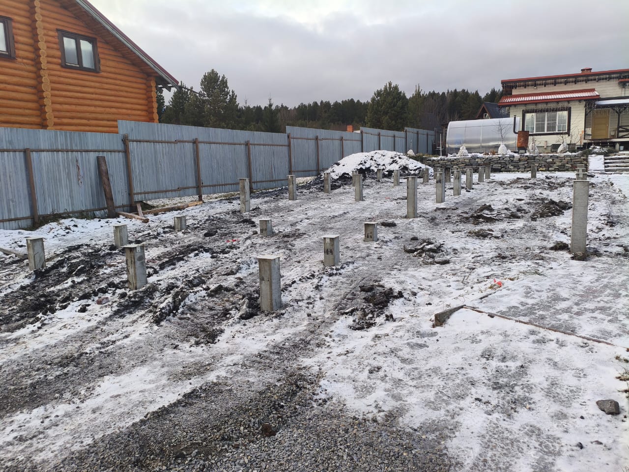 Забивной свайный фундамент для гостевого дома в посёлке Билимбай - установленные железобетонные сваи 150х150 мм