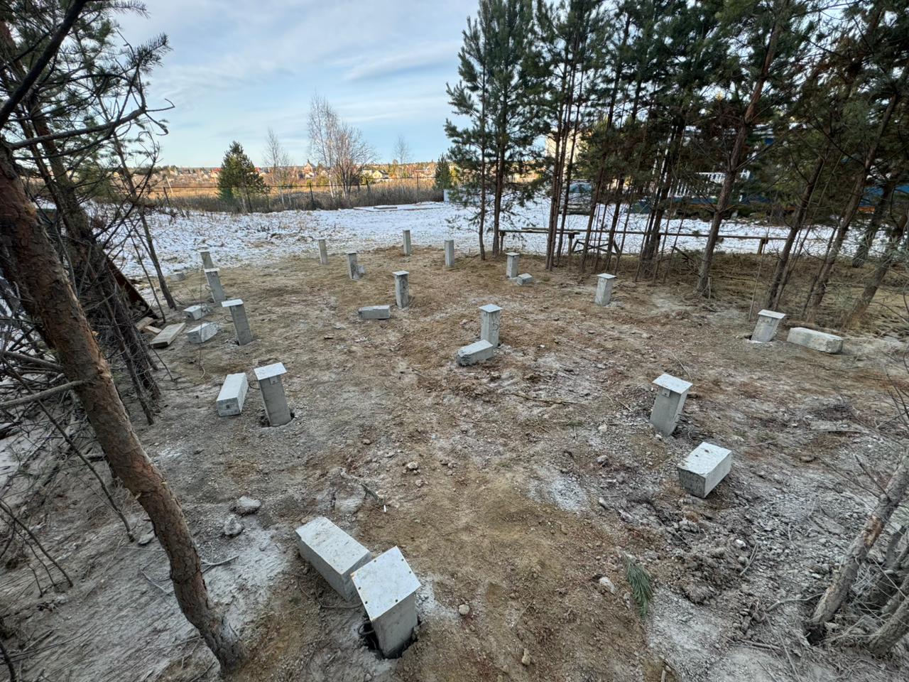 Свайный фундамент под баню в ДНП Золотые Пески - 15 железобетонных свай 150х150 мм установлены на лесном участке с сохранением деревьев, ноябрь 2025