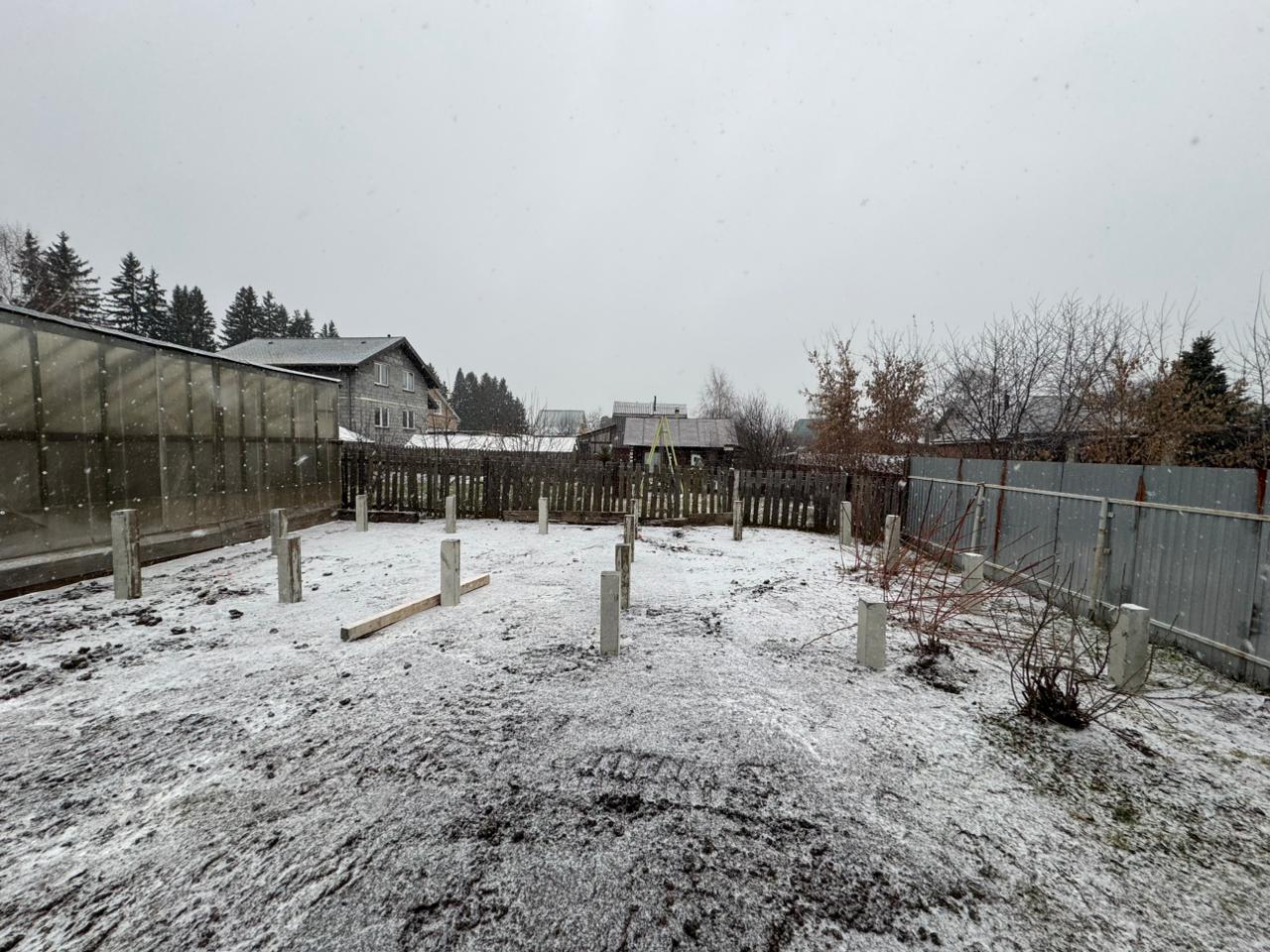 Свайный фундамент под жилой дом в Малом Истоке - 17 железобетонных свай 150х150 мм установлены на участке, зима 2025