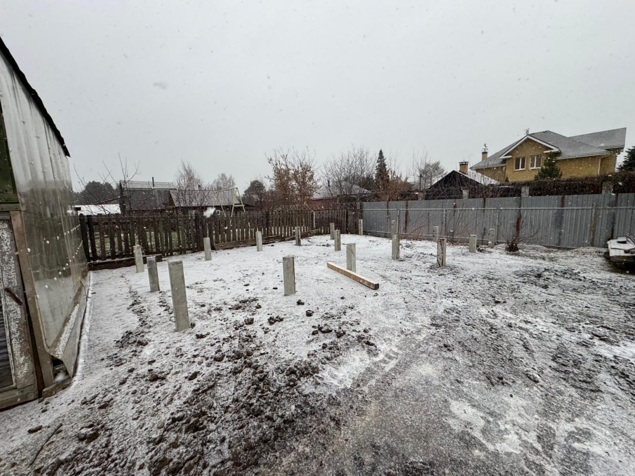 Готовое свайное поле из 17 ЖБ свай С30.15 под монолитную плиту жилого дома на улице Народная в Малом Истоке