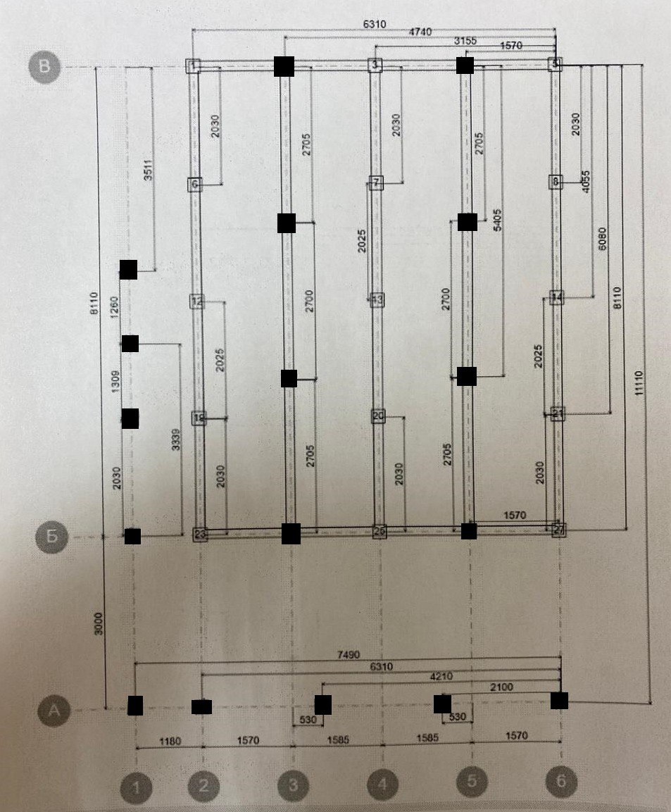 Архитектурный план фундамента здания с размерами и осевой разметкой, показывающий расположение опорных колонн и несущих элементов