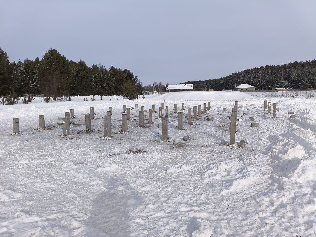 Монтаж свайного фундамента: 41 ЖБ свая на участке с плотным грунтом