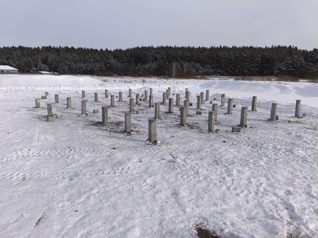 Забитые железобетонные сваи под жилой дом зимой, Белоярский район