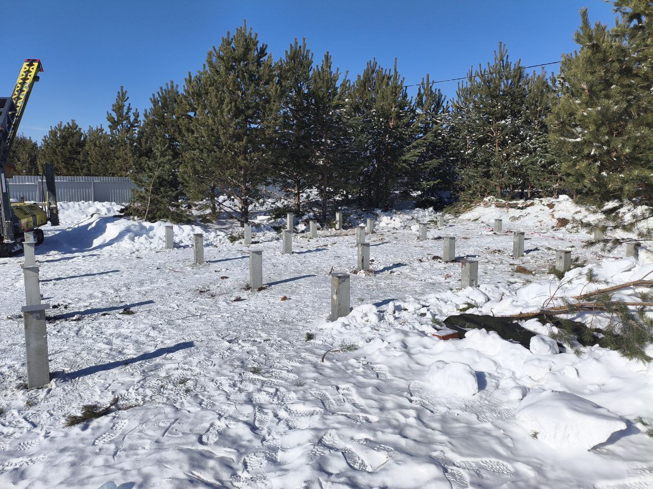 Свайный фундамент: 26 ЖБ свай на глинистом участке, зимний монтаж