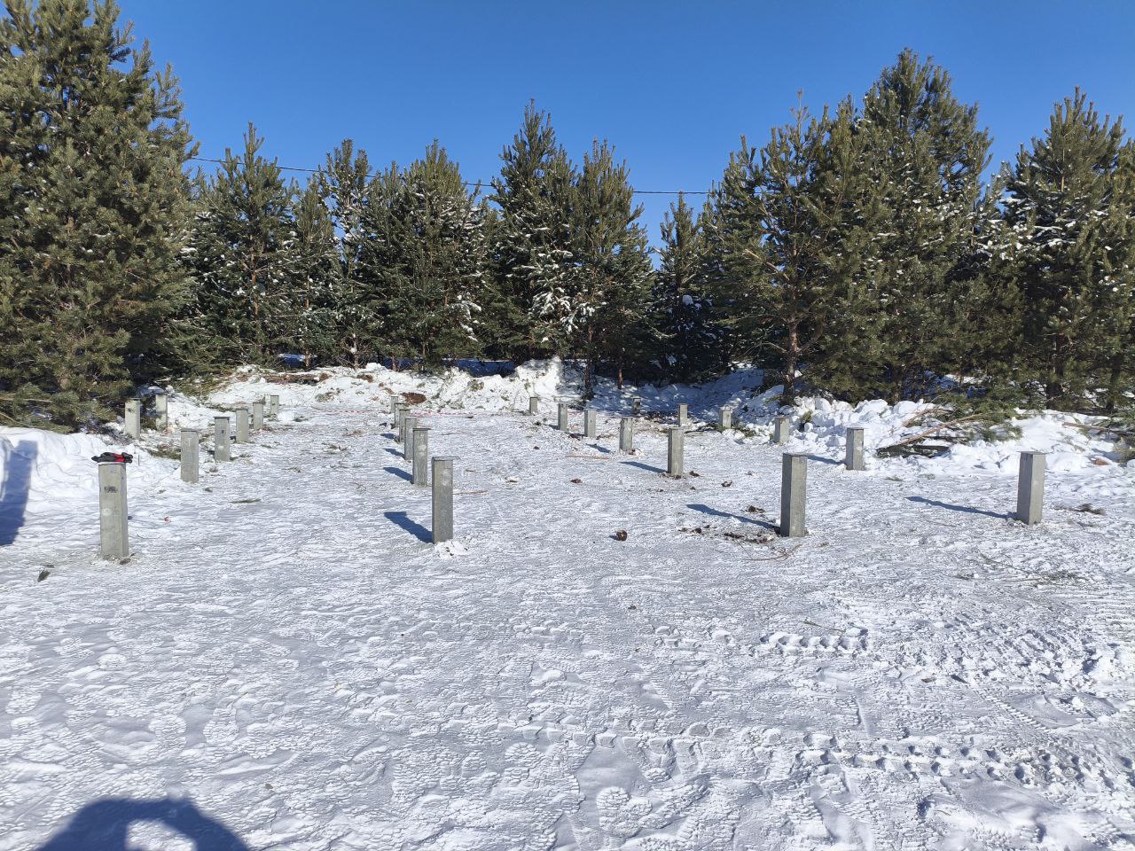 Забитые железобетонные сваи под модульный дом на зимнем участке