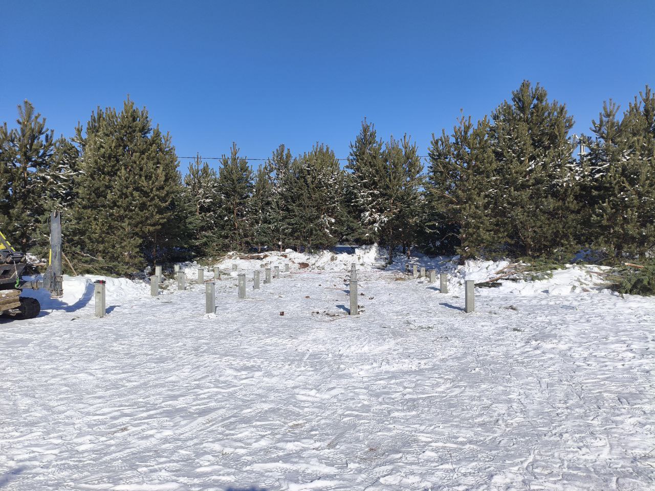 Свайное поле из ЖБ свай на снегу в КП Александрия, сосновый лес вокруг