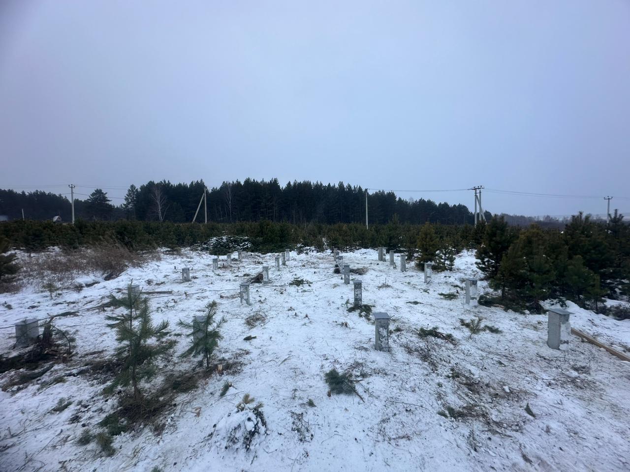Свайное поле из 24 железобетонных свай под дом из СИП-панелей в деревне Ключи Сысертского округа, зимний монтаж