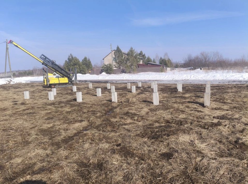 Забивка свай на глинистом участке в марте, фундамент под жилой дом в Свердловской области