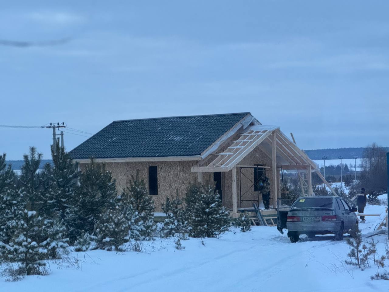 Каркасный дом из СИП-панелей на свайном фундаменте с обвязкой брусом 200х200 в деревне Ключи Свердловской области