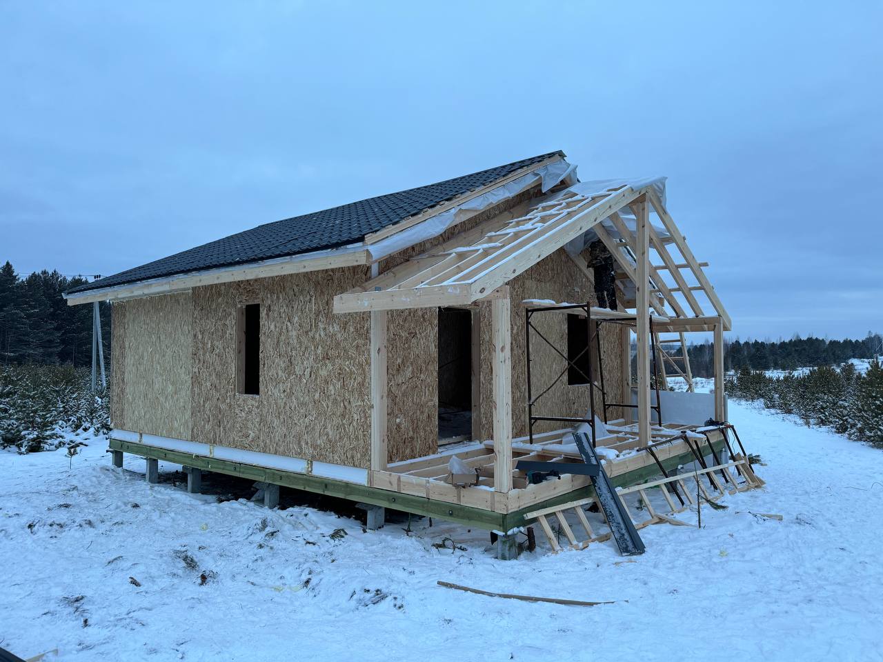 Жилой дом из СИП-панелей на железобетонных сваях с деревянной обвязкой, строительство зимой в Сысертском округе